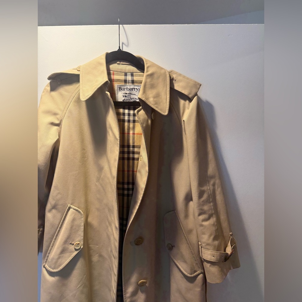 Burberry Tan Trench Coat. It's perfect. Too small for me. Marked M. Is really S. - Picture 3 of 7